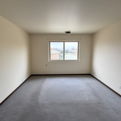 2-bedroom, 2-full bath end-unit condo in a prime Oak Lawn