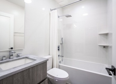 Exceptional Lincoln Park Residence - Lives Like a Single-Family