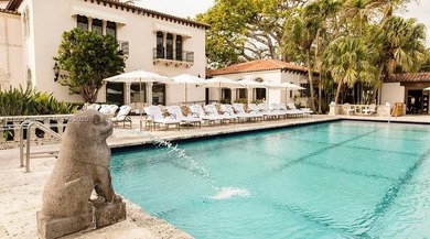 An exceptional flow-through residence at Palazzo Della Luna