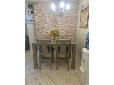 Beautifully Maintained 1 Bedroom 1.5 Bath Co-Op in North Shore