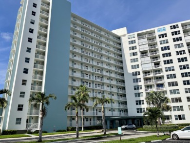 This 1 BR/1 BA refuge is located across from Pompano Beach &