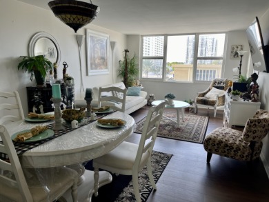 This 1 BR/1 BA refuge is located across from Pompano Beach &