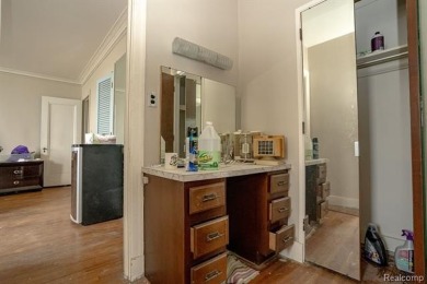 Fix & Flip Opportunity on the Detroit Riverfront!
Welcome to the