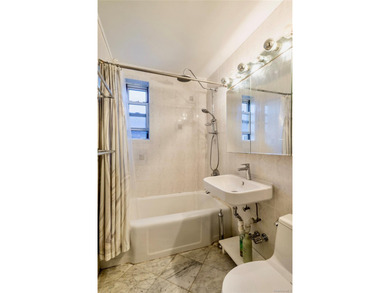 Experience the best of Forest Hills living at The Meadow Lake