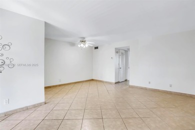 Charming 1/1 with screened porch Condo in good condition, on a