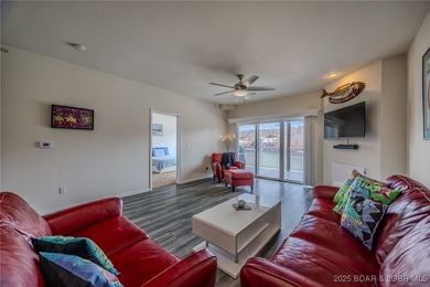 Spiffed up and ready for you! This 2 bedroom 2 bath walk-in unit