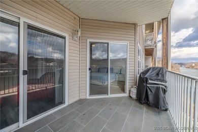 Spiffed up and ready for you! This 2 bedroom 2 bath walk-in unit