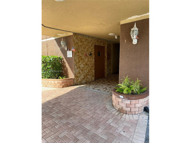 Beautifully Bright & Spacious 2BD/2BA + Den in Meadowbrook Condo