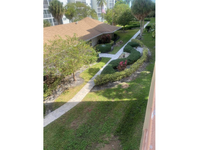 Beautifully Bright & Spacious 2BD/2BA + Den in Meadowbrook Condo