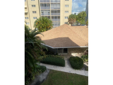 Beautifully Bright & Spacious 2BD/2BA + Den in Meadowbrook Condo