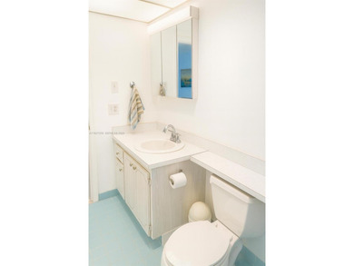 Beautifully Bright & Spacious 2BD/2BA + Den in Meadowbrook Condo