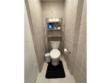 Well Maintained 3rd Floor 1 bedroom/1.5 bath condo in