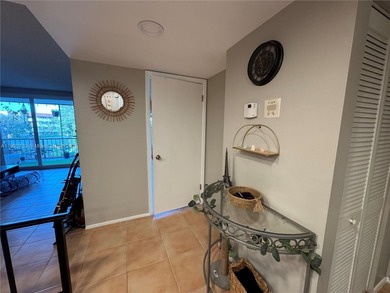 Well Maintained 3rd Floor 1 bedroom/1.5 bath condo in