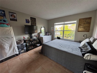 Well Maintained 3rd Floor 1 bedroom/1.5 bath condo in