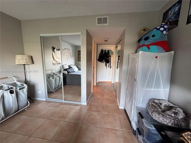 Well Maintained 3rd Floor 1 bedroom/1.5 bath condo in