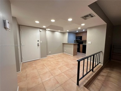 Well Maintained 3rd Floor 1 bedroom/1.5 bath condo in