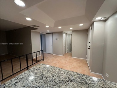 Well Maintained 3rd Floor 1 bedroom/1.5 bath condo in