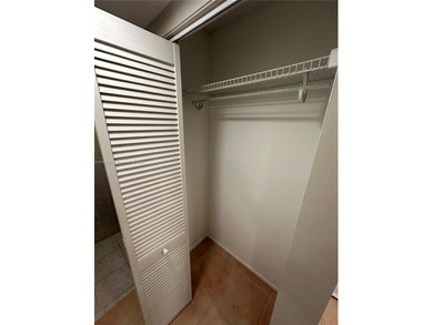 Well Maintained 3rd Floor 1 bedroom/1.5 bath condo in