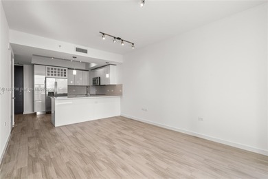 LIVE ON TOP OF ALL THE SHOPS, RESTAURANTS AND BARS OF MARY