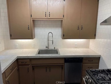 Welcome to your new home or business opportunity! This versatile