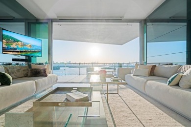 Spectacular views of Miami skyline, Biscayne Bay and Atlantic