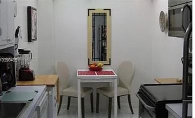 Great condo centrally located in the heart of Hollywood in the