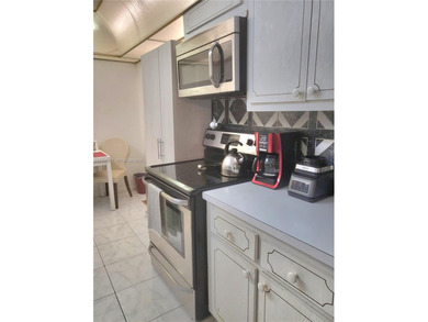 Great condo centrally located in the heart of Hollywood in the