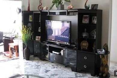 Great condo centrally located in the heart of Hollywood in the