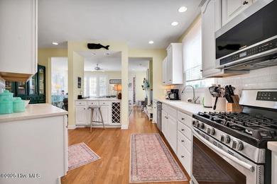 Steps from the sand, fully furnished including a golf cart