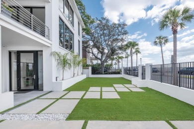 This remarkable contemporary residence on prestigious Murray