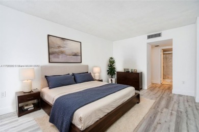 Renovated 1 bed plus den/1 bath 1/2 condo across the Turnberry