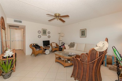 PRICED TO SELL! 55+ community with LOTS OF AMENITIES! 2 bedroom