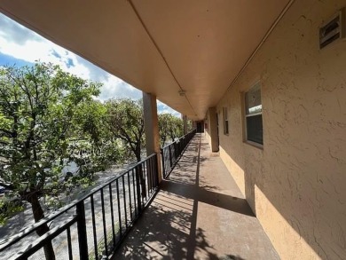 !! FANTASTIC LOCATION. ** condo in the heart of Coral Springs