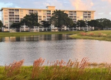 Wonderful unit in exceptional well maintained building. Roof