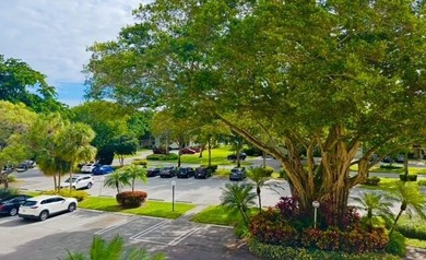 Wonderful unit in exceptional well maintained building. Roof