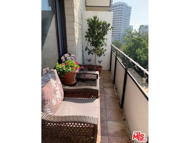 Stylish and spacious 17th-floor condo featuring high ceilings