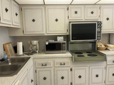 WELL MAINTAINED 2 BEDROOM 2 BATH WITH EAT IN KITCHEN. NEW VANITY