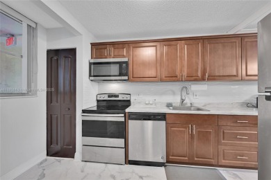 This Cross Fox Condominium unit is a tropical oasis in Fort