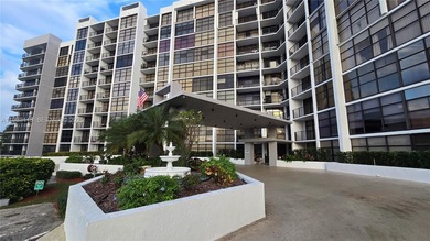 Beautiful, spacious condo ideally located near the beach, top