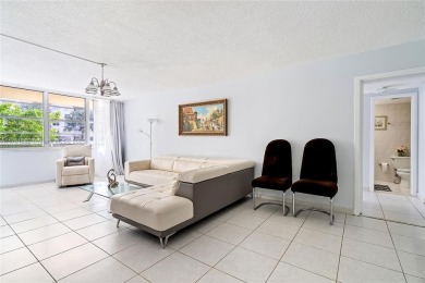 Beautifully renovated 2 bedrooms 1.5 bathroom unit in the heart