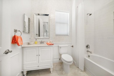 One or more photo(s) has been virtually staged. Experience