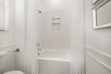 One or more photo(s) has been virtually staged. Experience