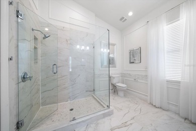 One or more photo(s) has been virtually staged. Experience