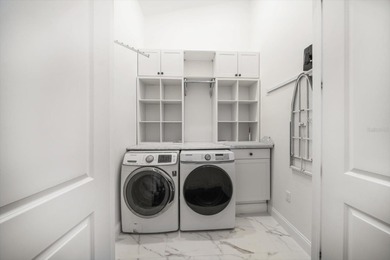 One or more photo(s) has been virtually staged. Experience