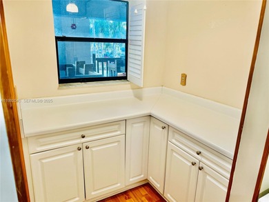 ATTENTION REAL ESTATE AGENTS! Beautiful condo overlooking a