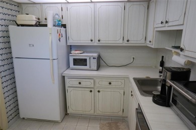 Large unit 3 bedroom and 2 bathrooms on 4th-floor corner condo