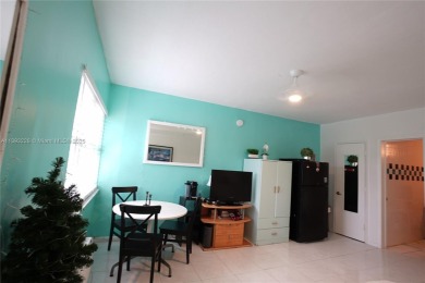 Cozy studio located in a very quiet area of mid-beach.  Views of