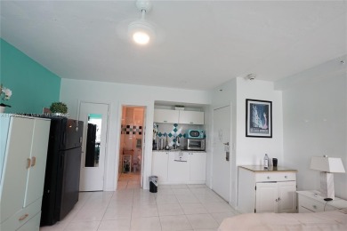 Cozy studio located in a very quiet area of mid-beach.  Views of