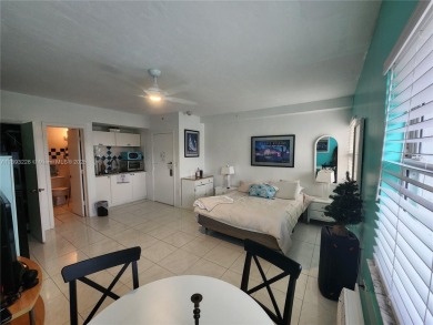 Cozy studio located in a very quiet area of mid-beach.  Views of