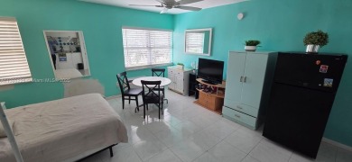 Cozy studio located in a very quiet area of mid-beach.  Views of